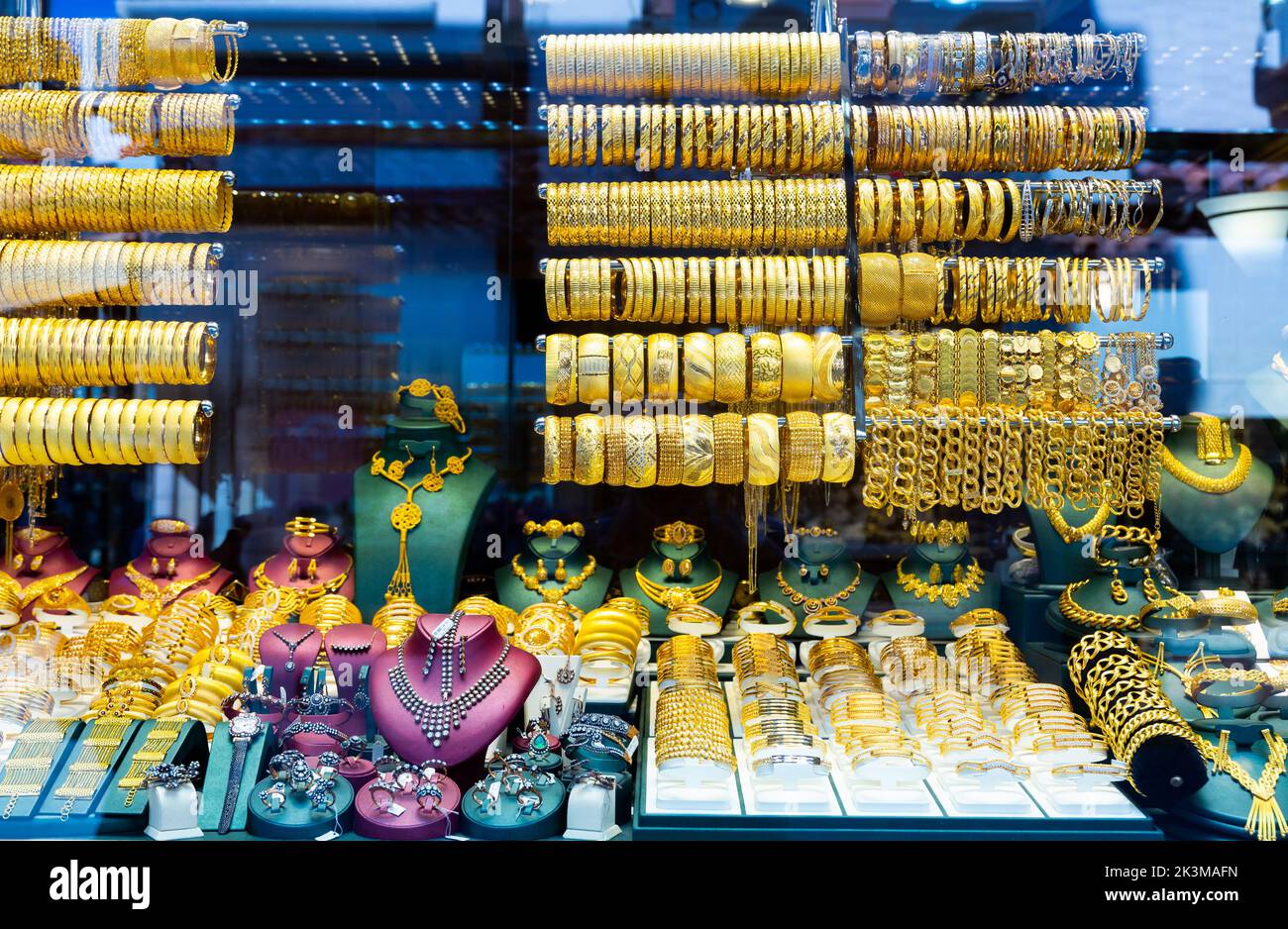 Vitrine avec bijoux en or à prix élevé Banque D'Images