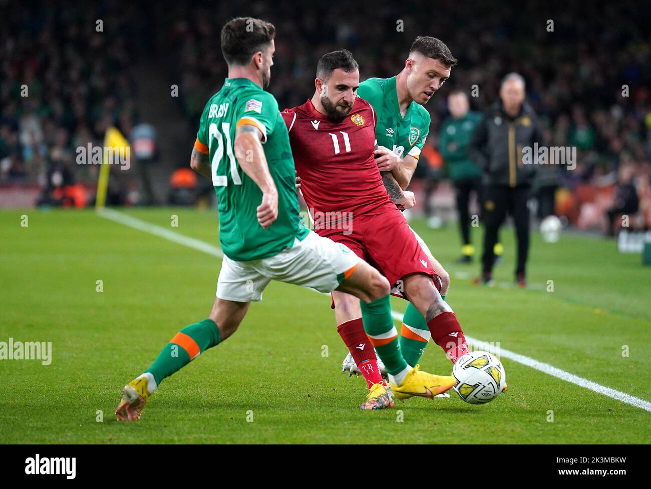 Le Tigran Barseghyan (au centre) d'Arménie combat le ballon avec Robbie Brady (à gauche) de la République d'Irlande et Conor Hourihane lors du match de la Ligue des Nations de l'UEFA au stade Aviva de Dublin, en Irlande. Date de la photo: Mardi 27 septembre 2022. Banque D'Images
