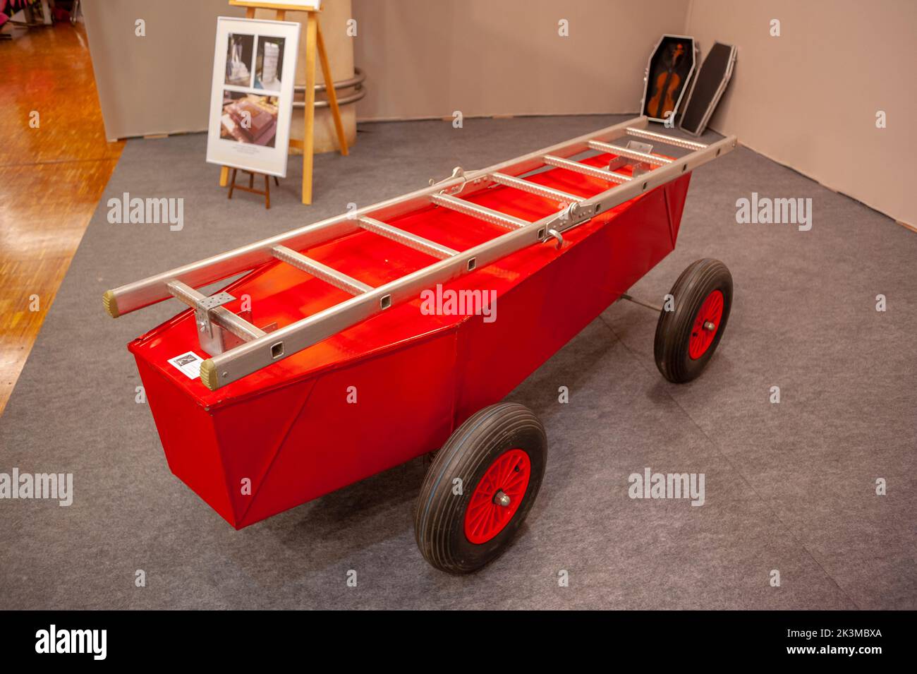 Paris, France, Casket à l'affiche du salon de la mort « Salon de la mort » Banque D'Images