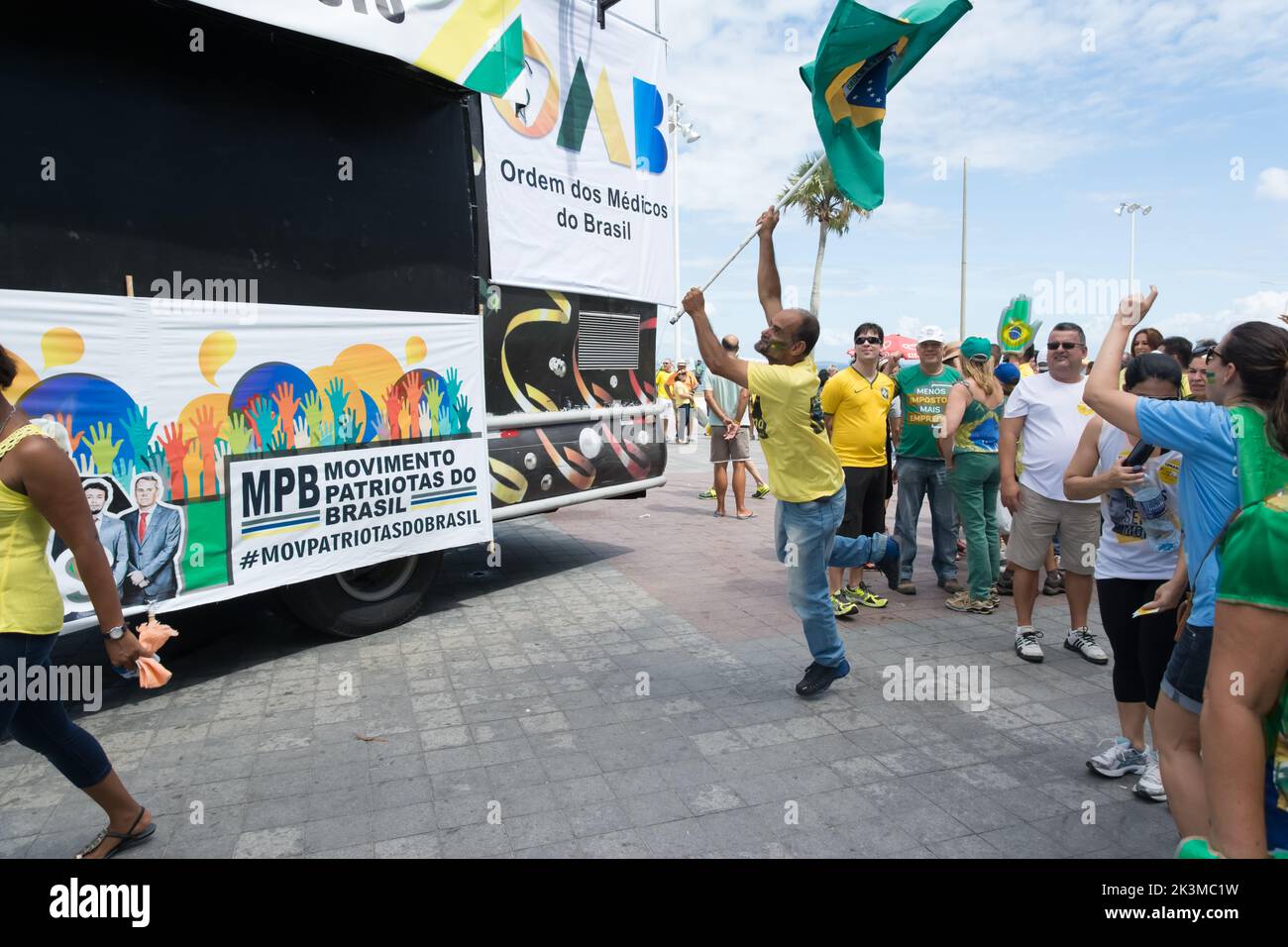 Les Brésiliens protestent contre le gouvernement de la présidente Dilma Rousseff, Brésil, à Farol da Barra. Banque D'Images