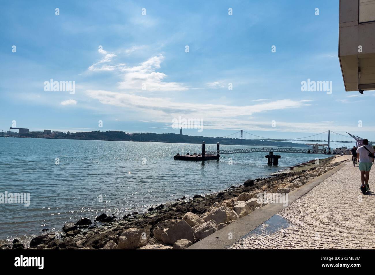 Les gens qui marchent sur la jetée au bord de la mer Banque D'Images