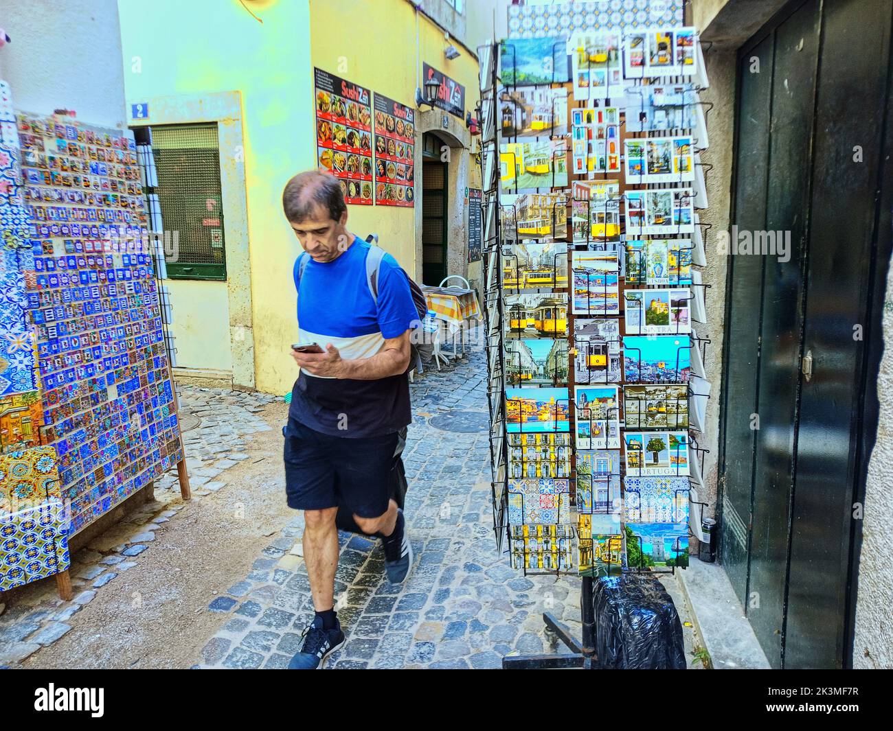 touristes dans les rues de lisbonne,rues de lisbonne,lisboa,ville de lisbonne,lisbonne portugal,portugal lisboan,ville portugaise,vieille ville de lisbonne,vieille ville de lisbonne Banque D'Images