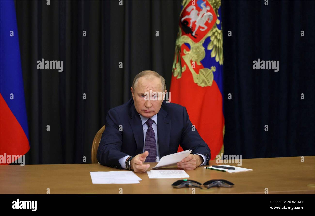 Sotchi, Russie. 27th septembre 2022. Le président russe Vladimir Poutine organise une réunion vidéo-conférence avec le ministre de l'Agriculture Dmitry Patrushev et des responsables agricoles régionaux pour discuter de la récolte annuelle d'automne à la résidence Bocharov Ruchei, à 27 septembre 2022, à Sotchi, en Russie. Credit: Gavriil Grigorov/Kremlin Pool/Alamy Live News Banque D'Images