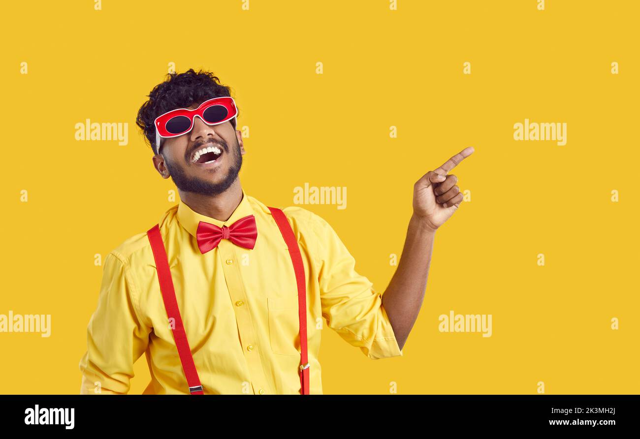 Drôle extravagant Indien gars sur fond orange est la publicité nouvelle promotion ou offre de vente. Banque D'Images
