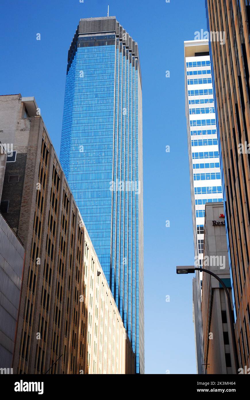 La tour IDS se dresse au-dessus du centre-ville de Minneapolis et est le plus haut bâtiment du Minnesota Banque D'Images