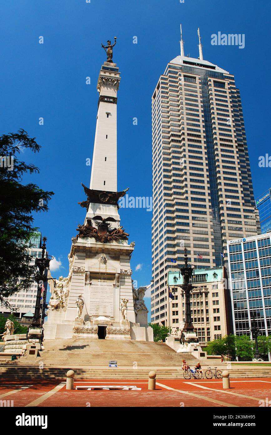 Le Mémorial des soldats et des marins se trouve au cœur du centre-ville d'Indianapolis, dans l'Indiana, et rend hommage aux militaires tués lors de la guerre de Sécession américaine Banque D'Images