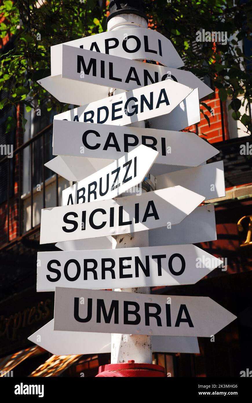 Un panneau dans le quartier traditionnel italien de l'extrémité nord de Boston montre un panneau indiquant la direction de plusieurs villes en Italie Banque D'Images