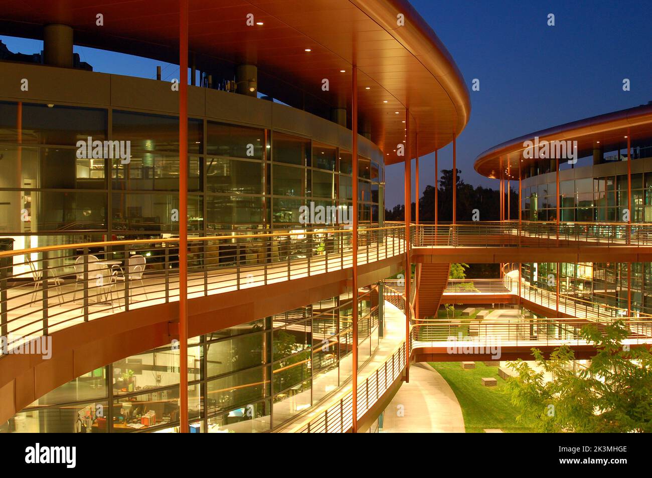 Le James Clark Center, situé sur le campus de l'université de Stanford, à Palo Alto, est un bâtiment remarquable doté de terrasses et de balcons incurvés Banque D'Images
