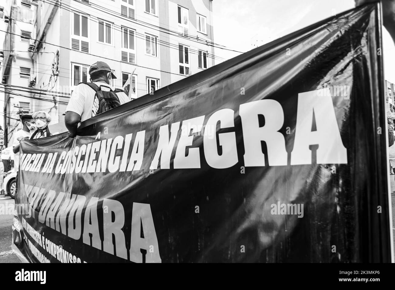 Salvador, Bahia, Brésil - 20 novembre 2021: Les Brésiliens protestent avec des bannières et des affiches avec des mots contre le gouvernement du président Jair Bolsonaro Banque D'Images