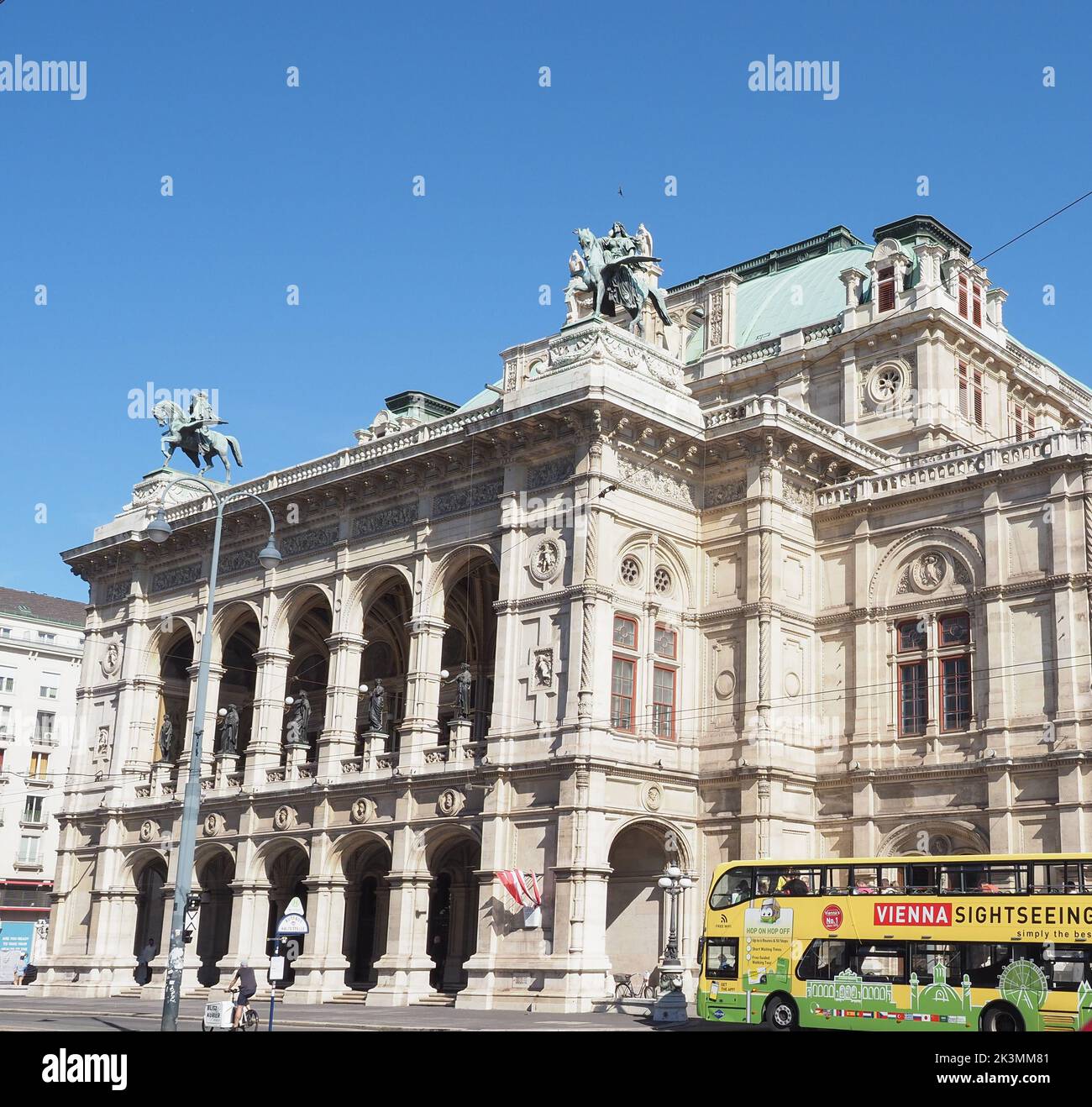 VIENNE, AUTRICHE - VERS SEPTEMBRE 2022 : traduction de Wiener Staatsoper Opéra national de Vienne Banque D'Images