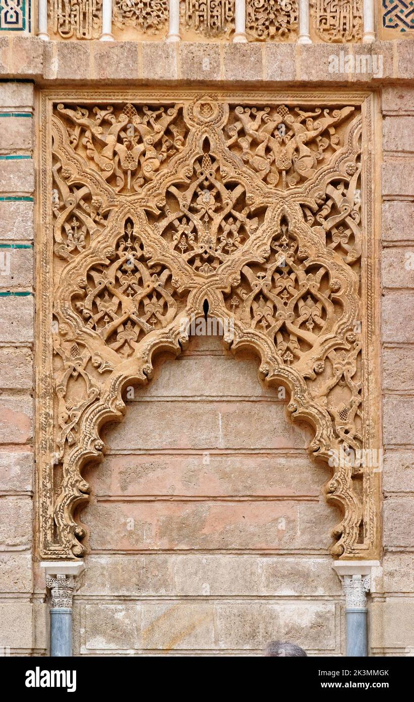 Fausse porte sculptée dans le palais royal de l'Alcazar à Séville, Espagne Banque D'Images