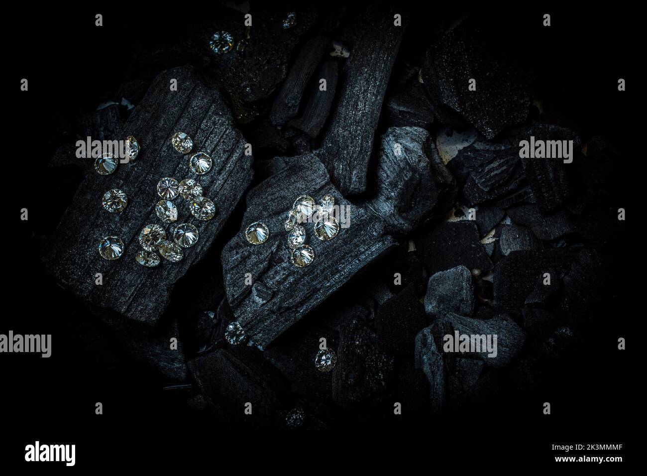 Magnifiques diamants brillants sur fond de charbon noir Banque D'Images