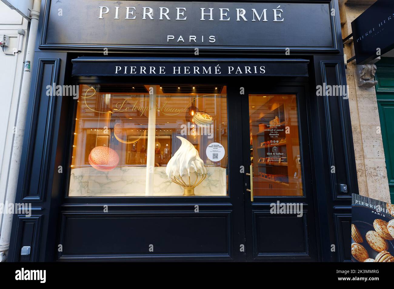Vue extérieure de la pâtisserie du célèbre chef pâtissier français Pierre Herme, dans le centre de Paris, dans le quartier de Saint Germain. Banque D'Images
