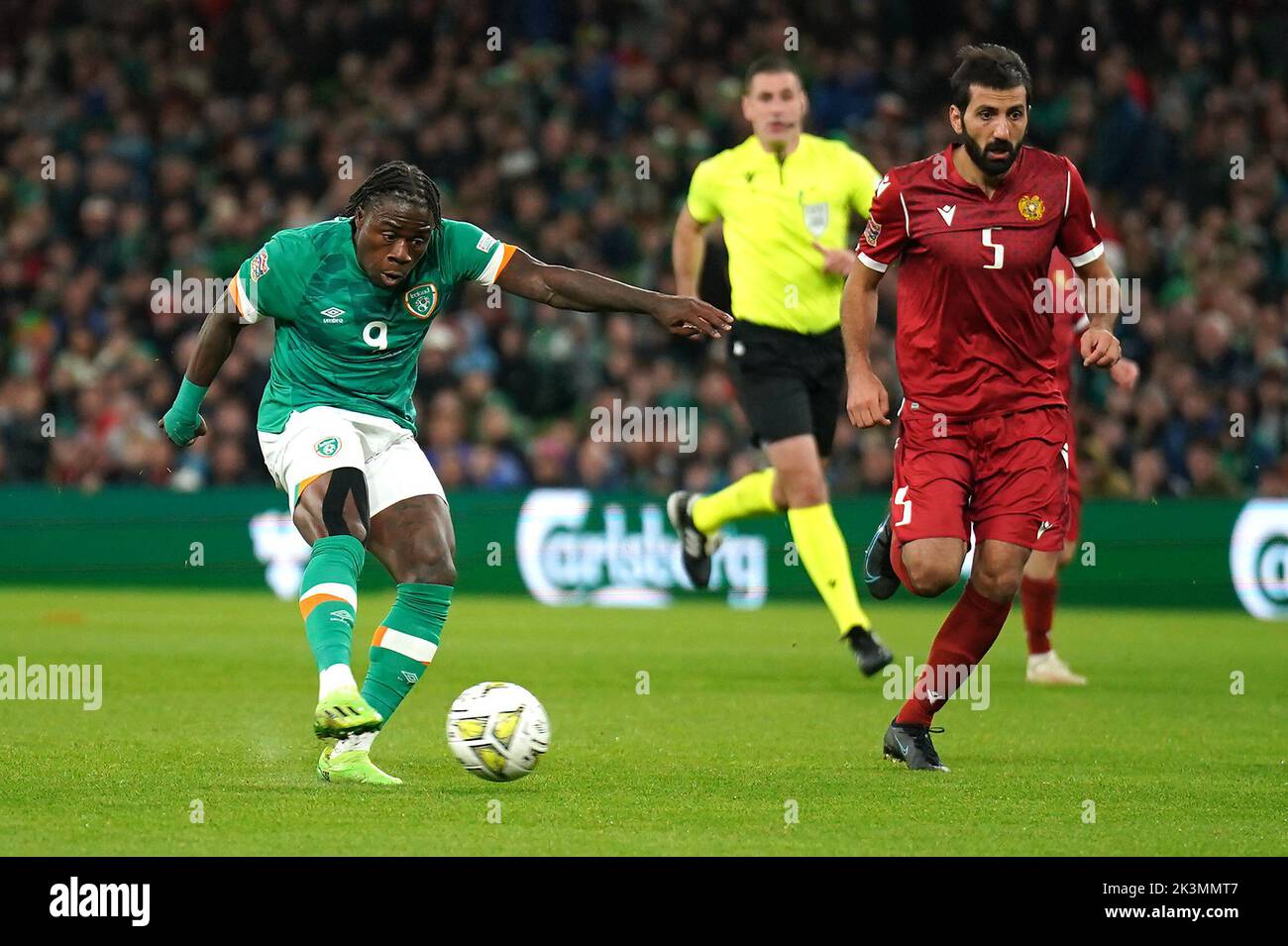 Michael Obafemi, de la République d'Irlande, marque le deuxième but de son équipe lors du match de l'UEFA Nations League au stade Aviva de Dublin, en Irlande. Date de la photo: Mardi 27 septembre 2022. Banque D'Images
