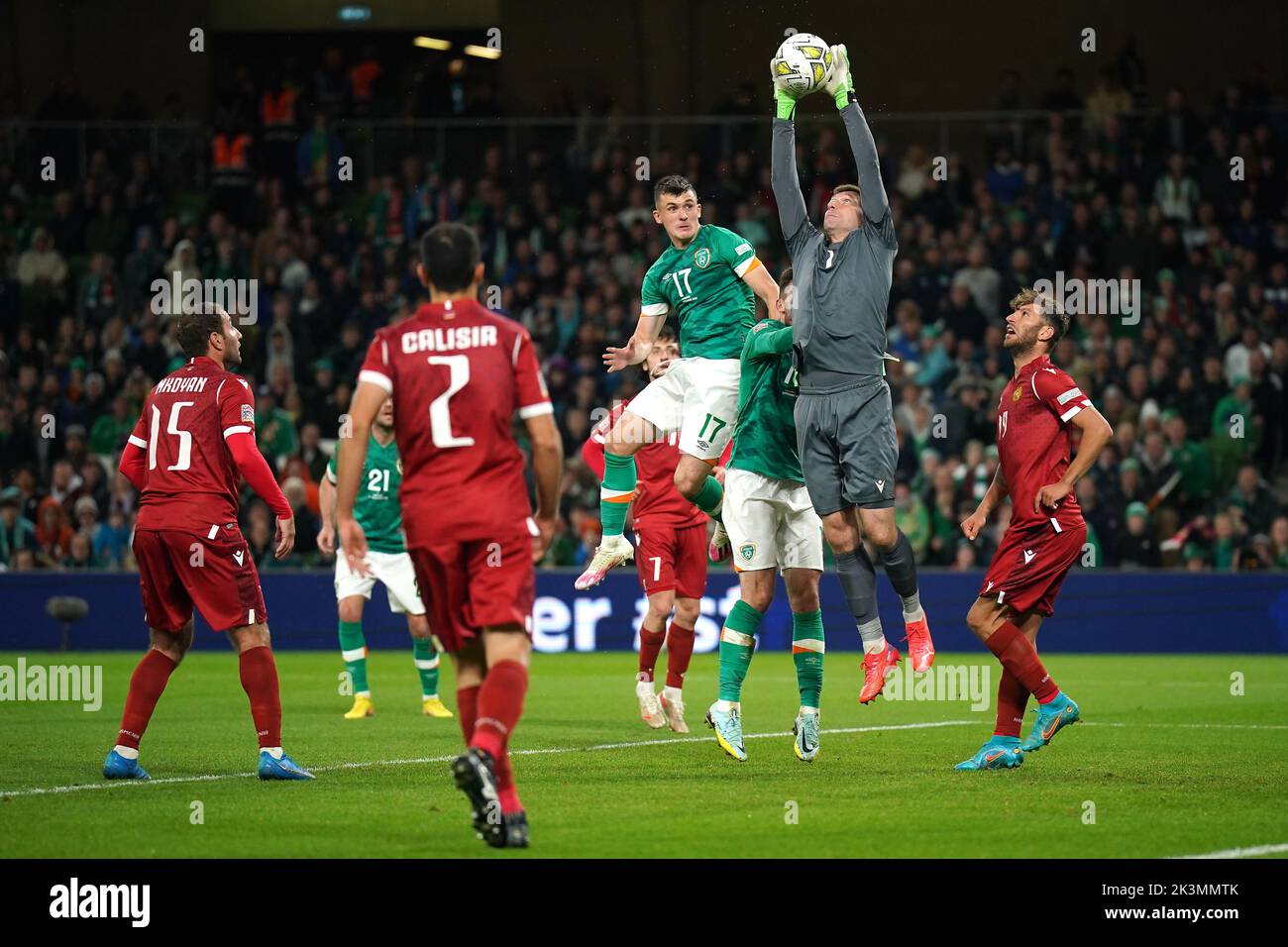 Le gardien de but arménien David Yurchenko revendique le ballon lors du match de la Ligue des Nations de l'UEFA au stade Aviva de Dublin, en Irlande. Date de la photo: Mardi 27 septembre 2022. Banque D'Images
