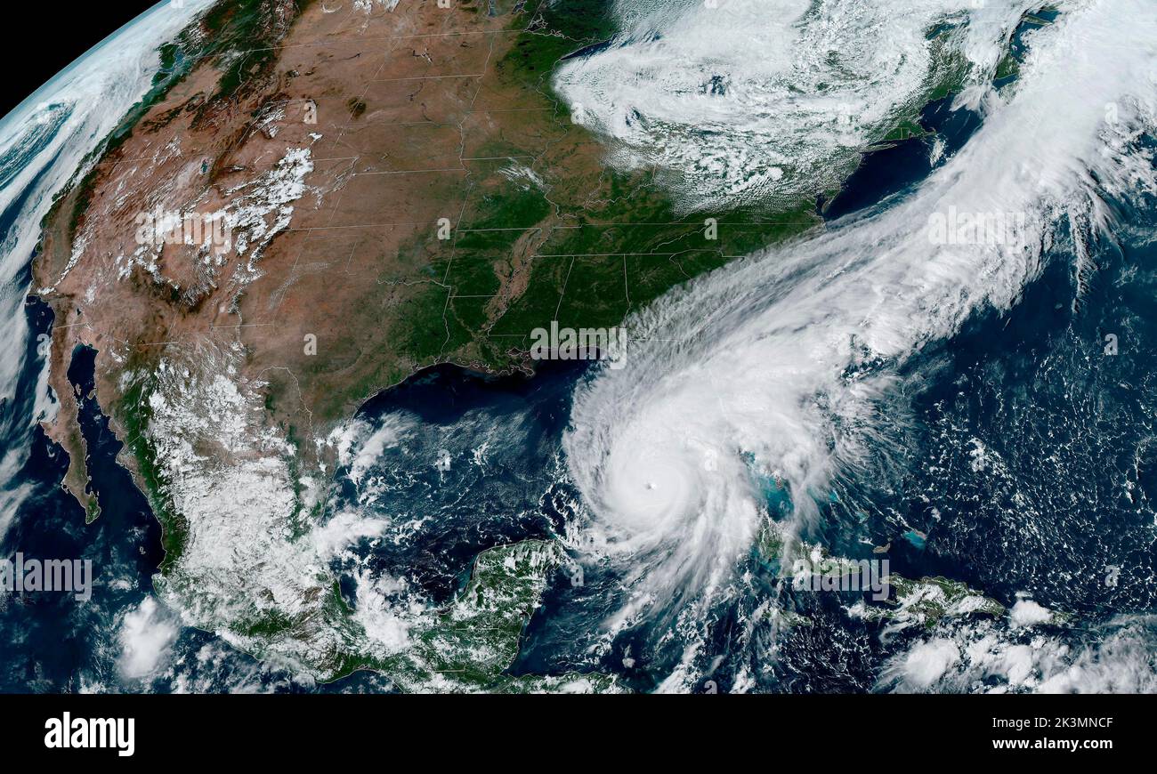 MODIS NOAA, orbite terrestre. 27th septembre 2022. MODIS NOAA, ORBITE TERRESTRE. 27 septembre 2022. Une vision nationale de l'ouragan Ian qui se déplace dans le golfe du Mexique vers la côte ouest de la Floride et qui devrait se renforcer en une tempête dangereuse de catégorie 4 lorsqu'il se déplace dans les eaux chaudes du golfe du Mexique, vu du satellite GEOS NOAA, 27 septembre 2022 dans l'orbite de la Terre. Credit: Planetpix/Alamy Live News Banque D'Images