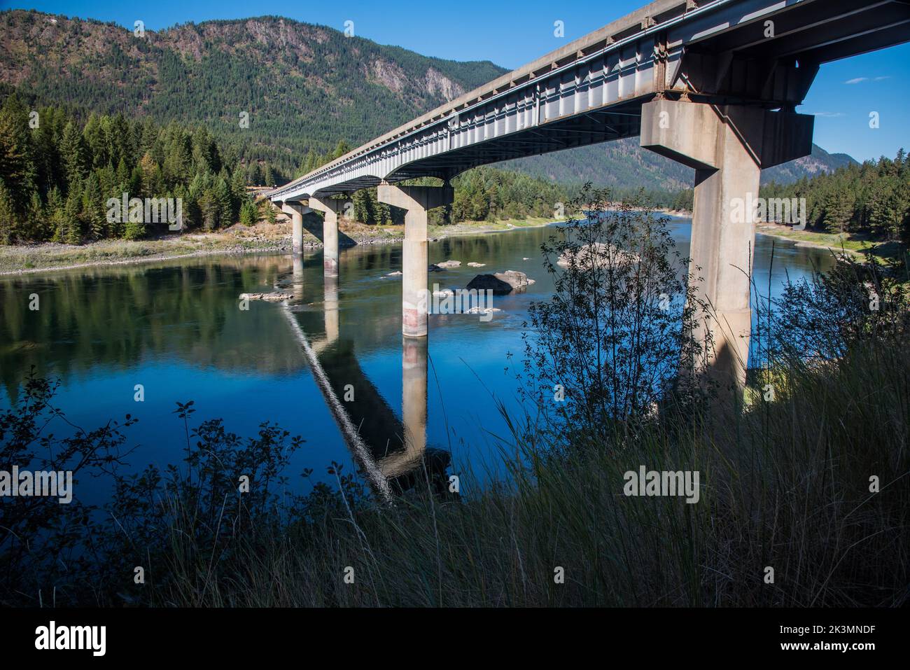 Pont au-dessus de la rivière Clark Fork à Thompson Falls, Montana, États-Unis. Le pont relie le Wyoming à la poignée du carter de l'Idaho. Banque D'Images