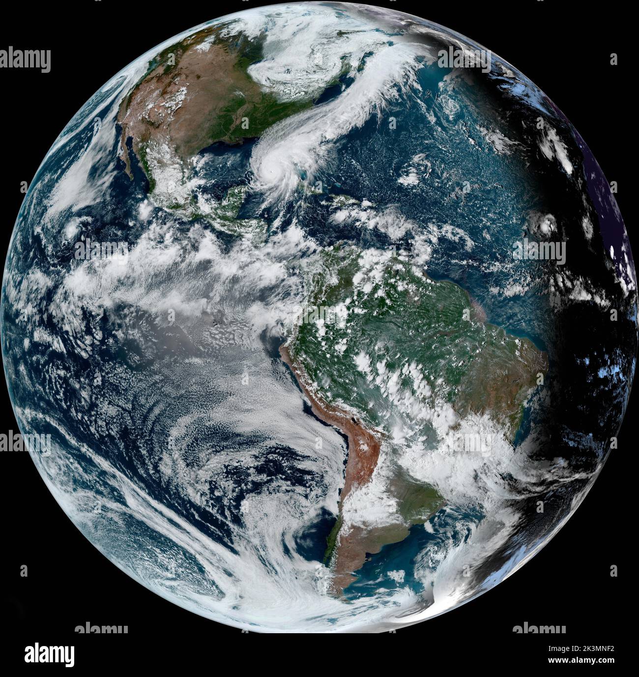 MODIS NOAA, orbite terrestre. 27th septembre 2022. MODIS NOAA, ORBITE TERRESTRE. 27 septembre 2022. Une vue complète de la Terre de l'ouragan Ian qui se déplace dans le golfe du Mexique vers la côte ouest de la Floride et qui devrait se renforcer en une tempête dangereuse de catégorie 4 lorsqu'il se déplace dans les eaux chaudes du golfe du Mexique, vu du satellite GEOS NOAA, 27 septembre 2022 dans l'orbite de la Terre. Credit: Planetpix/Alamy Live News Banque D'Images