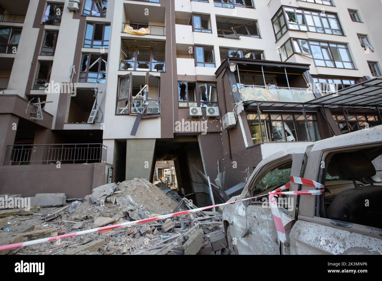 Voiture garée près d'un immeuble d'appartements détruit lors d'une grève militaire au cours de l'invasion de l'Ukraine par la Russie à Kiev. Banque D'Images