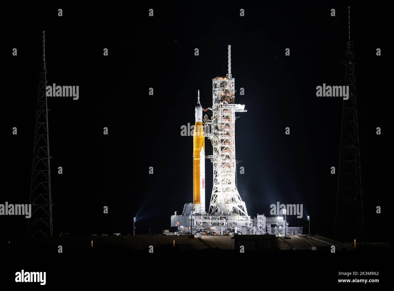 Kennedy Space Center, États-Unis d'Amérique. 26 septembre 2022. La fusée Artemis Space Launch System de la NASA et l'engin spatial Orion au-dessus du lanceur mobile sont redéployés dans le bâtiment d'assemblage de véhicules depuis le Launch Pad 39B au Kennedy Space Center, 27 septembre 2022, à Cape Canaveral, en Floride. La fusée SLS est retournée au bâtiment d'assemblage de véhicules pour la protéger de l'approche de l'ouragan Ian. Credit: Joel Kowsky/NASA/Alamy Live News Banque D'Images