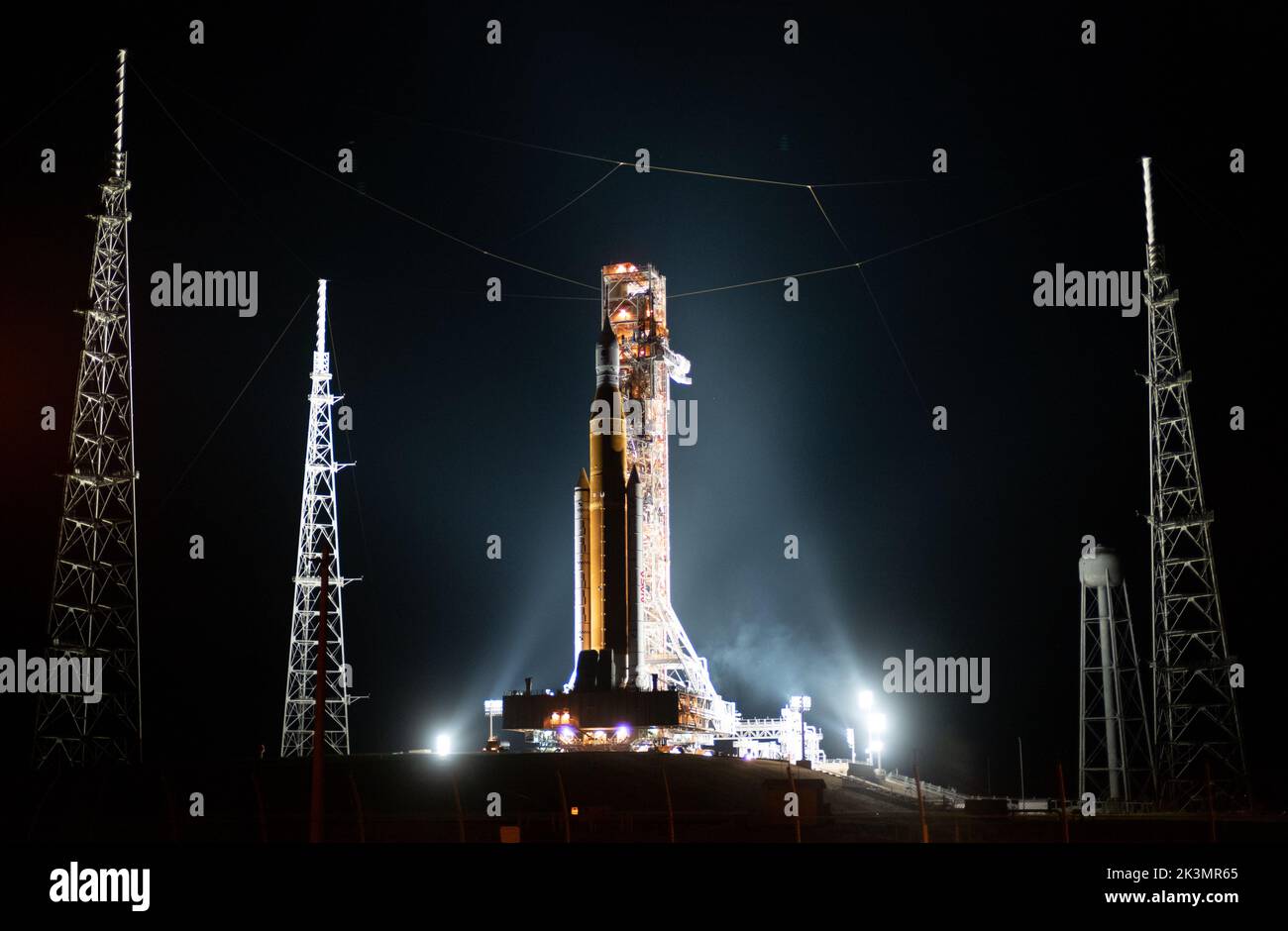 Kennedy Space Center, États-Unis d'Amérique. 26 septembre 2022. La fusée Artemis Space Launch System de la NASA et l'engin spatial Orion au-dessus du lanceur mobile sont redéployés dans le bâtiment d'assemblage de véhicules depuis le Launch Pad 39B au Kennedy Space Center, 27 septembre 2022, à Cape Canaveral, en Floride. La fusée SLS est retournée au bâtiment d'assemblage de véhicules pour la protéger de l'approche de l'ouragan Ian. Credit: Joel Kowsky/NASA/Alamy Live News Banque D'Images