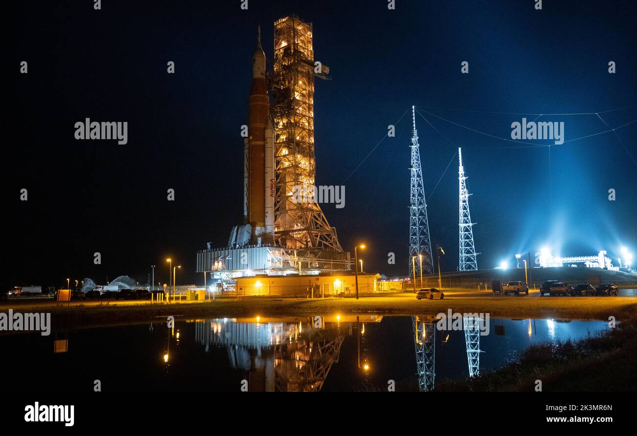 Kennedy Space Center, États-Unis d'Amérique. 27 septembre 2022. La fusée Artemis Space Launch System de la NASA et l'engin spatial Orion au-dessus du lanceur mobile sont redéployés dans le bâtiment d'assemblage de véhicules depuis le Launch Pad 39B au Kennedy Space Center, 27 septembre 2022, à Cape Canaveral, en Floride. La fusée SLS est retournée au bâtiment d'assemblage de véhicules pour la protéger de l'approche de l'ouragan Ian. Credit: Joel Kowsky/NASA/Alamy Live News Banque D'Images