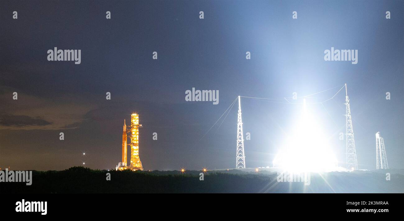 Kennedy Space Center, États-Unis d'Amérique. 27 septembre 2022. La fusée Artemis Space Launch System de la NASA et l'engin spatial Orion au-dessus du lanceur mobile sont redéployés dans le bâtiment d'assemblage de véhicules depuis le Launch Pad 39B au Kennedy Space Center, 27 septembre 2022, à Cape Canaveral, en Floride. La fusée SLS est retournée au bâtiment d'assemblage de véhicules pour la protéger de l'approche de l'ouragan Ian. Credit: Joel Kowsky/NASA/Alamy Live News Banque D'Images