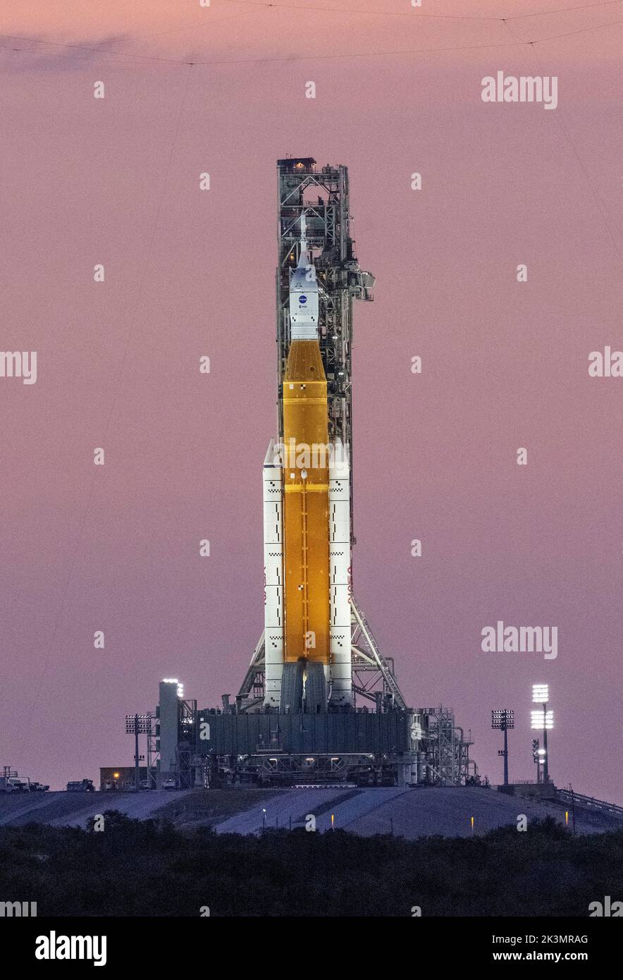 Kennedy Space Center, États-Unis d'Amérique. 26 septembre 2022. La fusée Artemis Space Launch System de la NASA et l'engin spatial Orion au-dessus du lanceur mobile commencent à remonter dans le bâtiment d'assemblage de véhicules à partir du Launch Pad 39B au Kennedy Space Center, 26 septembre 2022, à Cape Canaveral, en Floride. La fusée SLS est retournée au bâtiment d'assemblage de véhicules pour la protéger de l'approche de l'ouragan Ian. Credit: Keegan Barber/NASA/Alamy Live News Banque D'Images