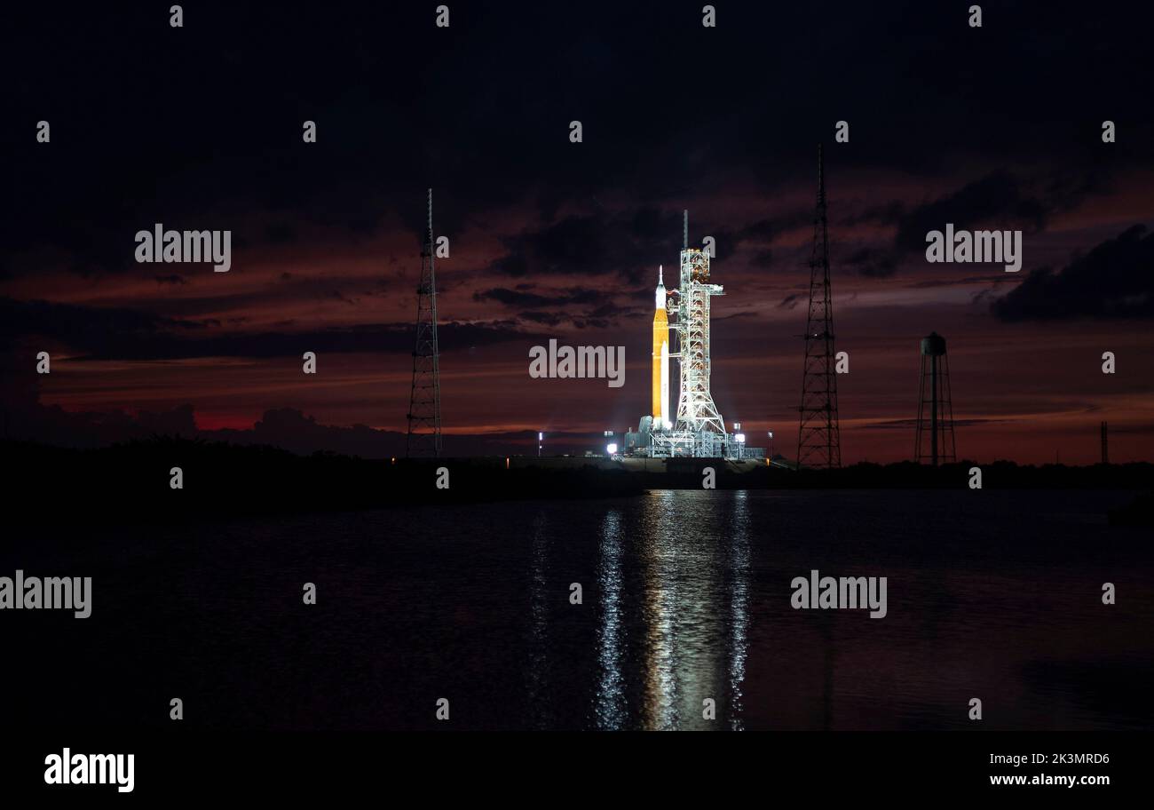 Kennedy Space Center, États-Unis d'Amérique. 26 septembre 2022. La fusée Artemis Space Launch System de la NASA et l'engin spatial Orion au-dessus du lanceur mobile commencent à remonter vers le bâtiment d'assemblage de véhicules à partir du Launch Pad 39B au Centre spatial Kennedy, à 26 septembre 2022, à Cape Canaveral, en Floride. La fusée SLS est retournée au bâtiment d'assemblage de véhicules pour la protéger de l'approche de l'ouragan Ian. Credit: Joel Kowsky/NASA/Alamy Live News Banque D'Images