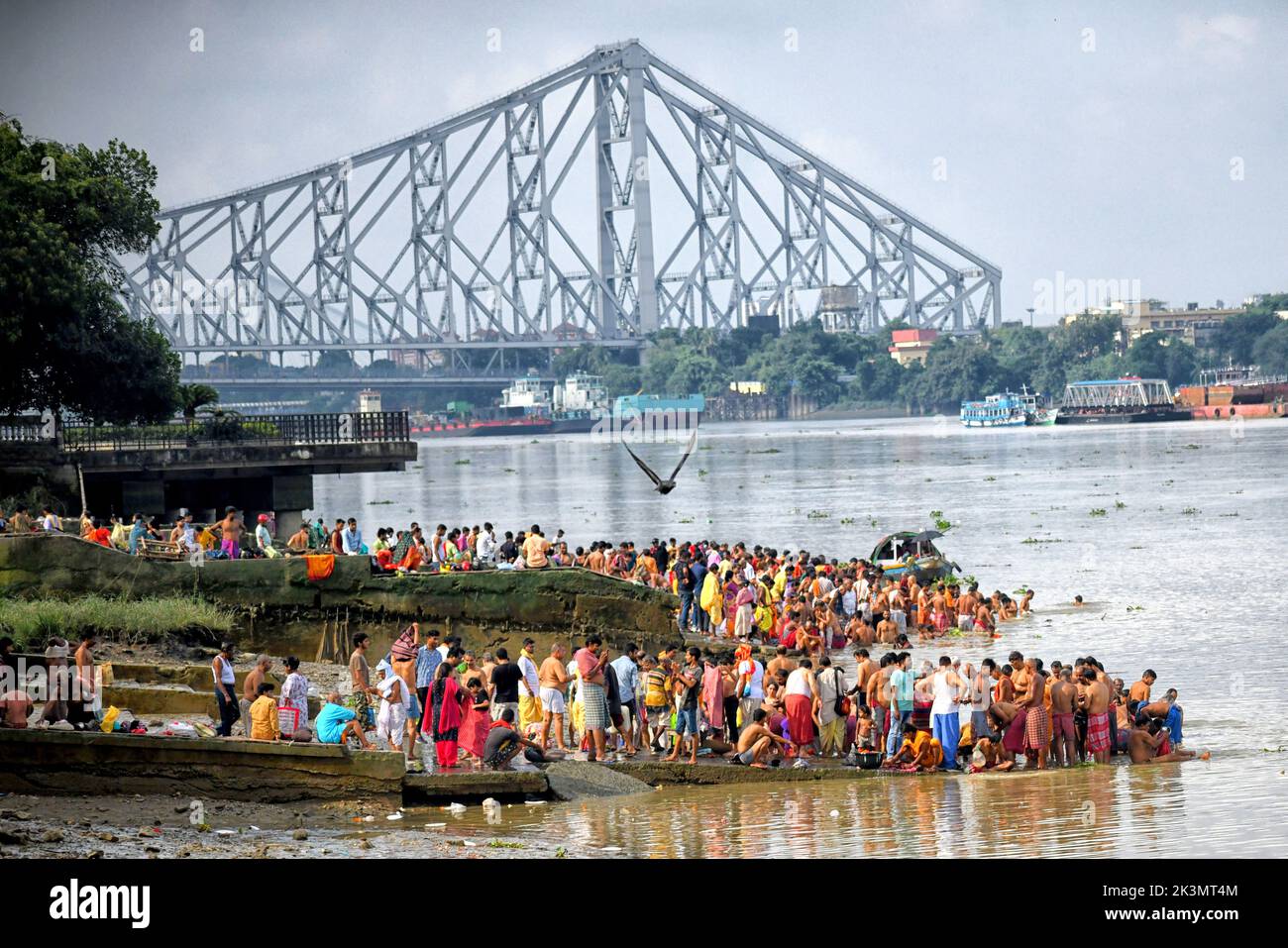 Des foules de dévotés sont vues dans le Gange au cours de la célébration. Mahalaya est célébré à la fin de Shradh ou Pitru Paksha, une période de 16 jours où les Hindous rendent hommage à leurs ancêtres. Banque D'Images