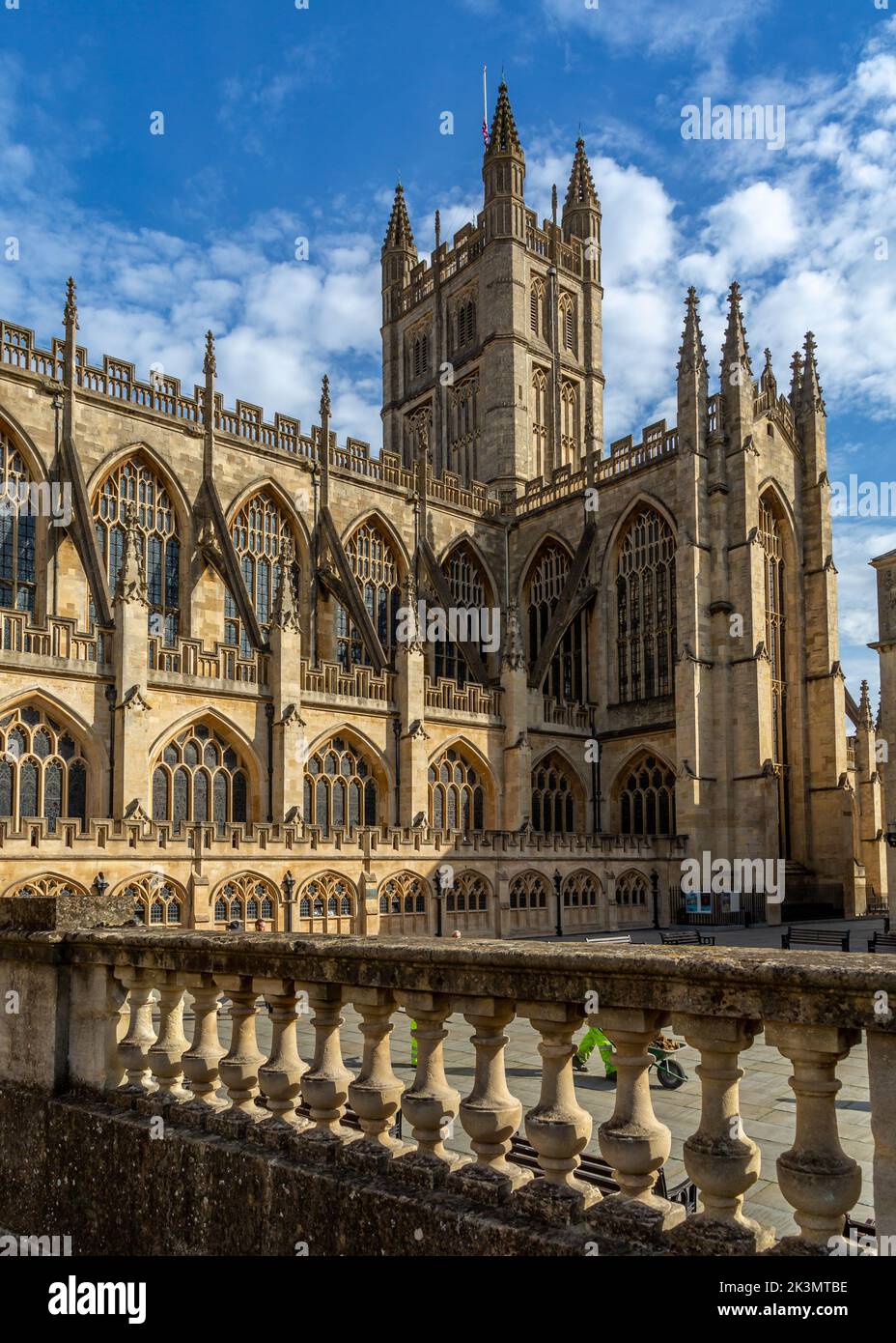 Vue sur l'abbaye de Bath depuis les thermes romains, Bath, Somerset, Royaume-Uni. Banque D'Images