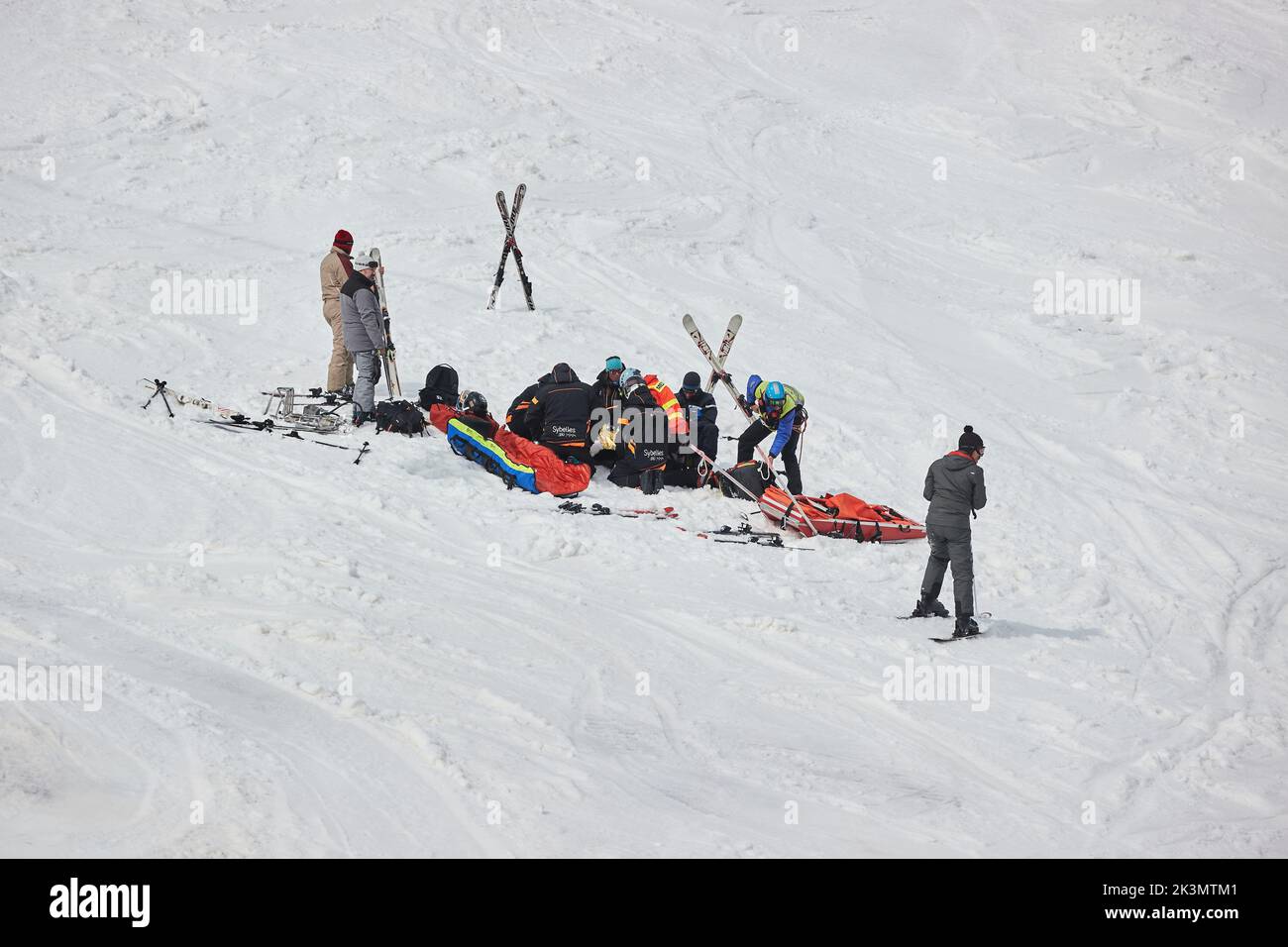 Intervention d'urgence en cas d'accident de ski Banque D'Images