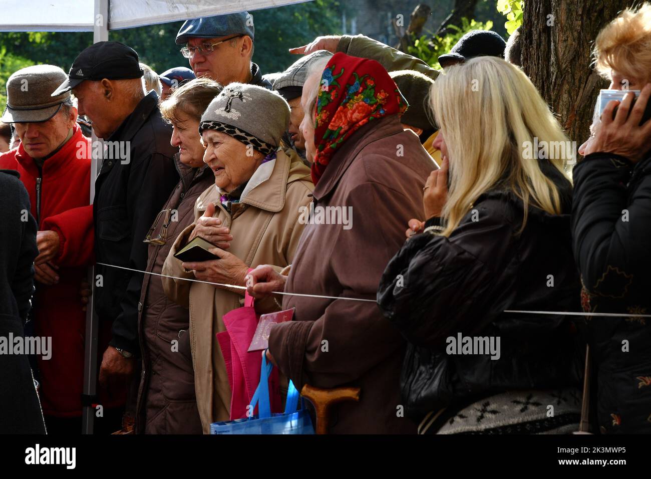 Les gens ont été vus dans de longues files d'attente alors qu'ils attendent de recevoir de la nourriture à un point de distribution de l'aide humanitaire à Kramatorsk. En Ukraine, près de 580 partenaires humanitaires ont fourni une aide et des services de protection essentiels à la vie à 13,4 millions de personnes. Le président ukrainien Volodymyr Zelenskyy a déclaré que la région de Donetsk à l'est demeurait la priorité stratégique de son pays, et de la Russie, avec des combats qui engloutissent plusieurs villes alors que les troupes russes tentent de progresser vers le sud et l'ouest. Banque D'Images