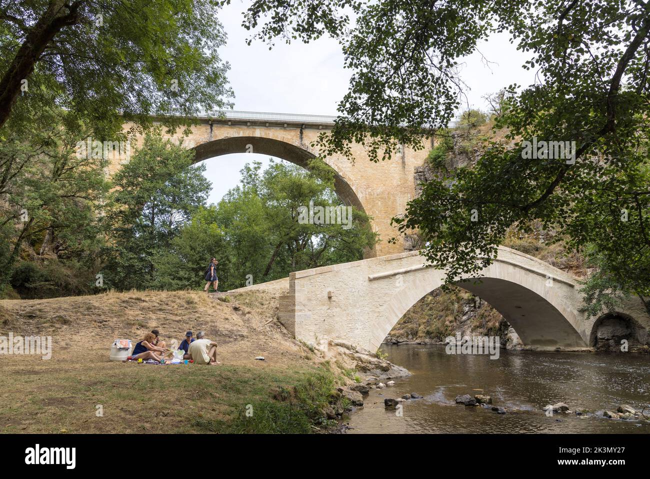 Deux ponts, Pont sur la Cure, Pierre-Perthuis, France Banque D'Images