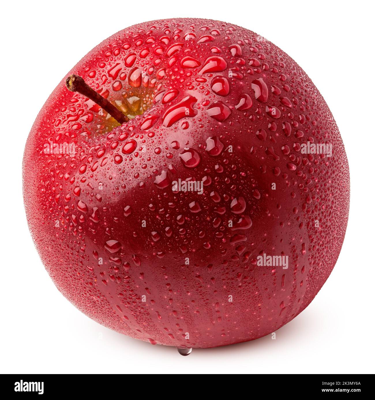 Pomme rouge avec gouttes d'eau isolées sur fond blanc, chemin d'écrêtage, profondeur de champ complète Banque D'Images