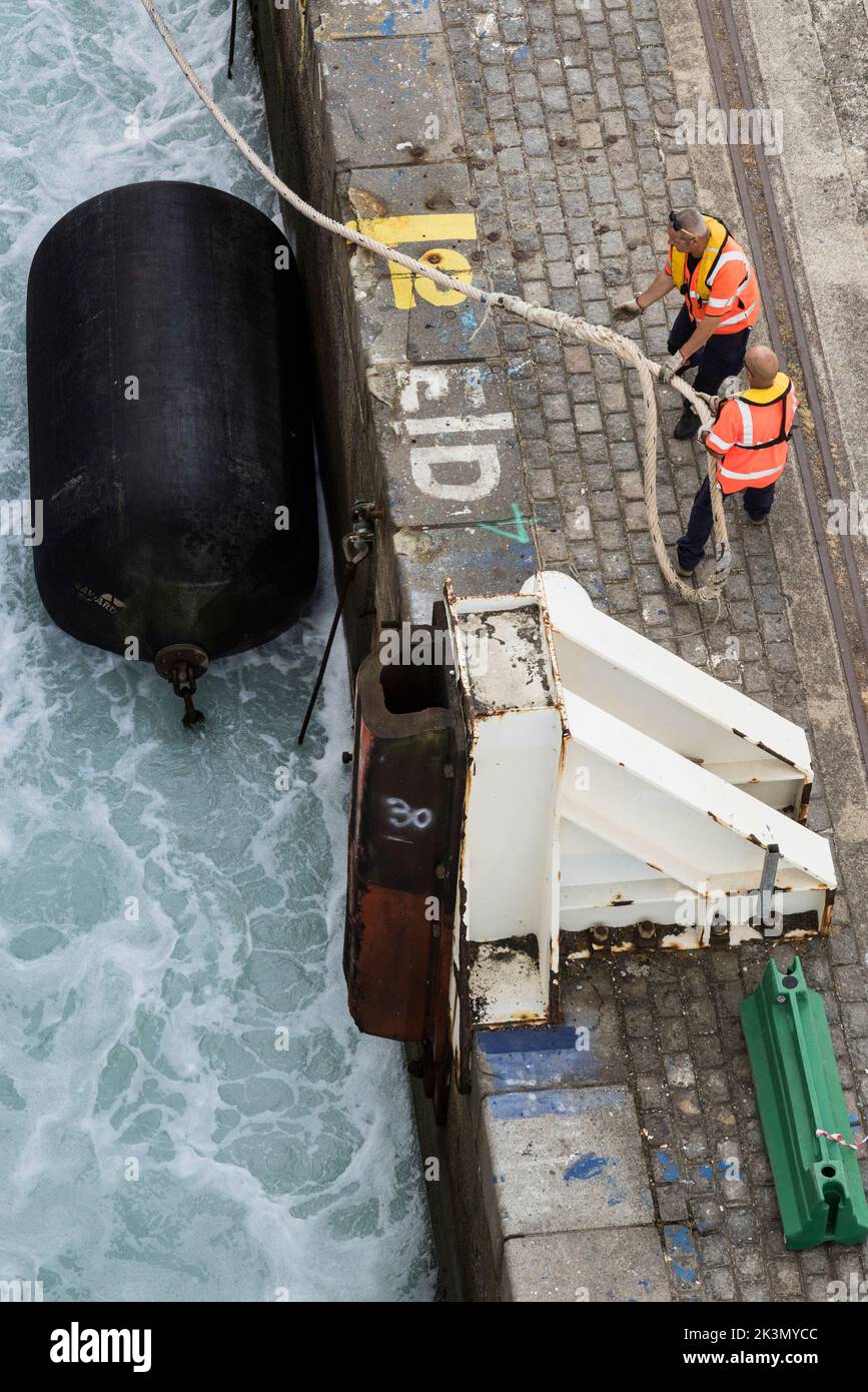 Libération de la corde d'amarrage sur un ferry, Cherbourg, France Banque D'Images