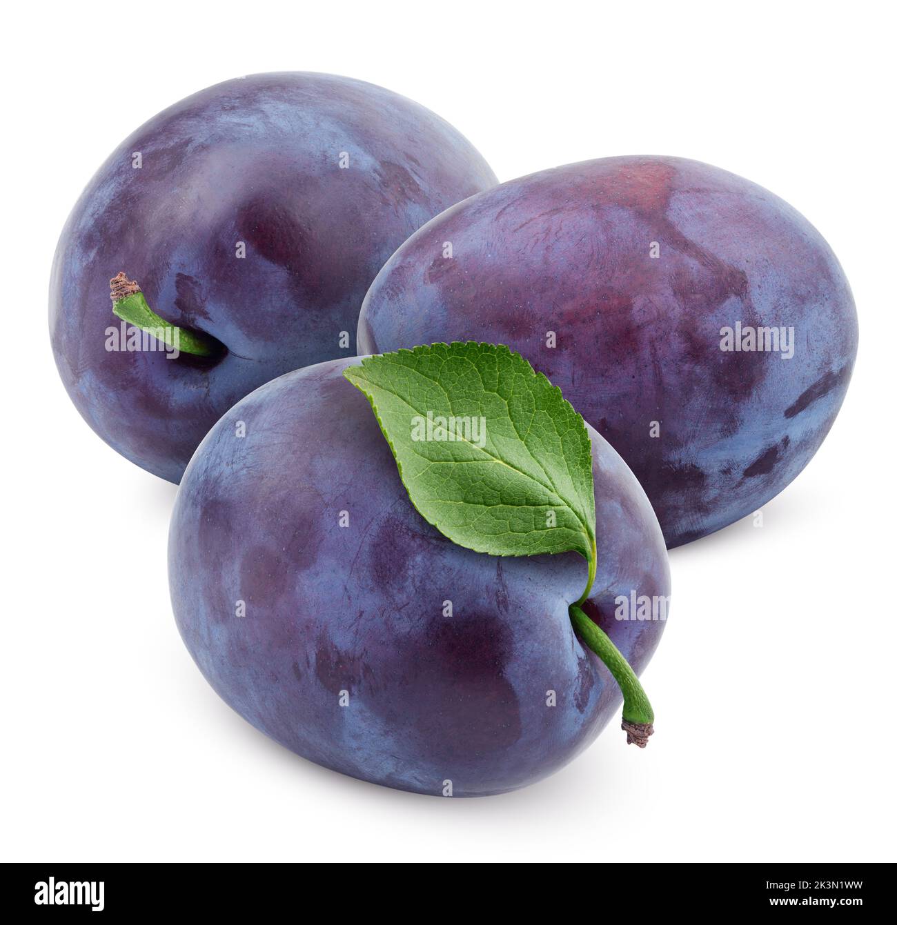 Plum isolé sur fond blanc, chemin de détourage, pleine profondeur de champ Banque D'Images