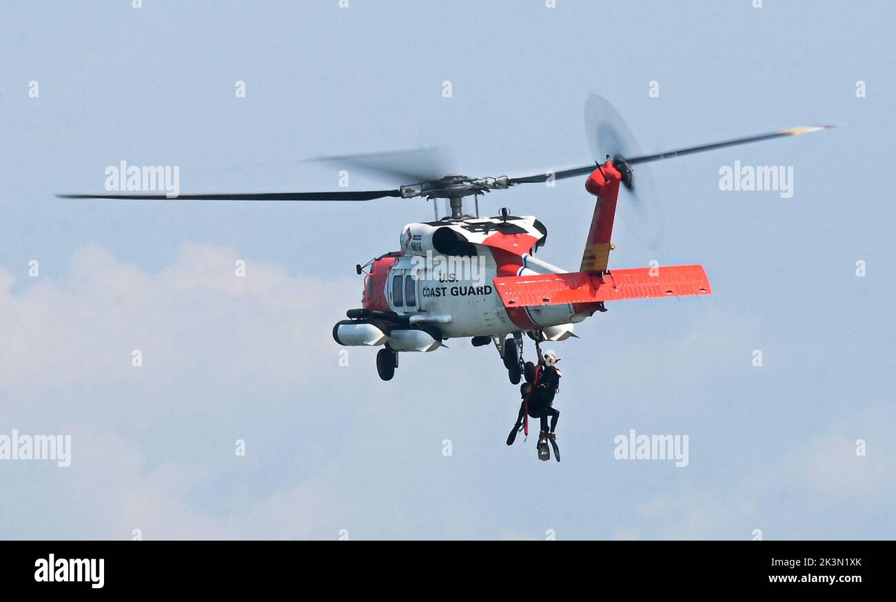 L'équipage de l'hélicoptère de la Garde côtière américaine est tiré sur un Jayhawk Sikorsky MH-60T à la base conjointe Langley-Eustis, en Virginie, le 15 septembre 2022. Le HH-60J Jayhawk est un hélicoptère de récupération à moyenne portée utilisé pour effectuer des missions de recherche et de sauvetage, d'application de la loi, de préparation militaire et de protection de l'environnement marin. (É.-U. Photo de la Force aérienne par Airman 1st classe Mikaela Smith) Banque D'Images