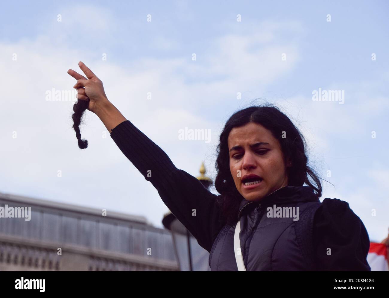 Londres, Angleterre, Royaume-Uni. 24th septembre 2022. Une femme tient une mèche de cheveux en signe de protestation. Des milliers d'Iraniens et d'autres manifestants se sont rassemblés sur Trafalgar Square en réponse à la mort de Mahsa Amini, qui est mort en détention préventive après avoir été détenu pour ne pas avoir porté de foulard hijab « correctement » en public. (Image de crédit : © Vuk Valcic/ZUMA Press Wire) Banque D'Images