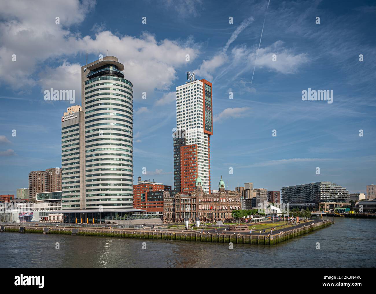 Rotterdam, pays-Bas - 11 juillet 2022: Centre portuaire mondial et bâtiment minstratif de l'administration portuaire sous un paysage bleu sur le quai Kop de Zuid. Autre h Banque D'Images
