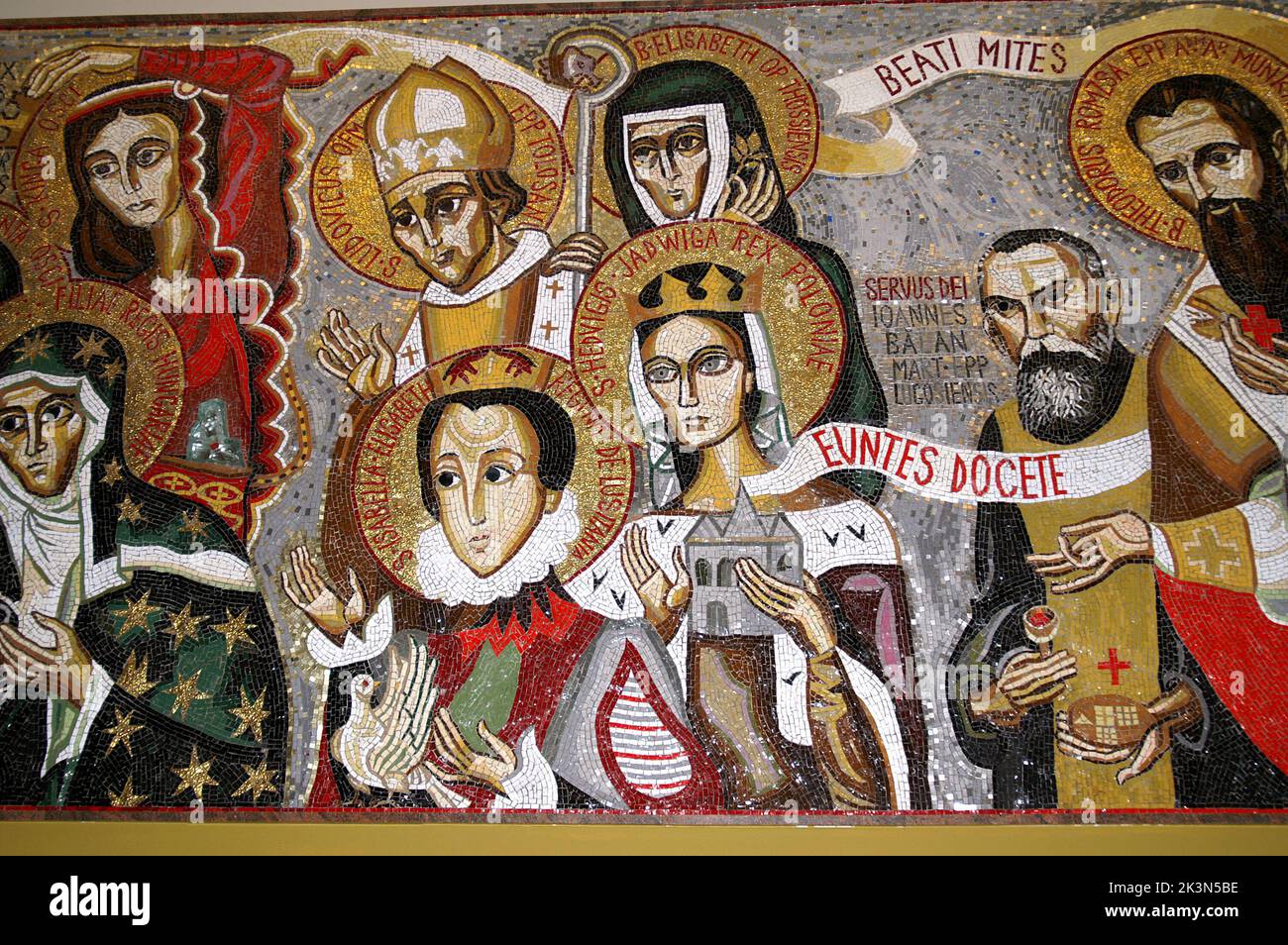 Kraków, Łagiewniki, Małopolska, Pologne, Pologne, Polska; Une mosaïque de divers saints; Ein Mosaik aus verschiedenen Heiligen; Mozaika święci Banque D'Images