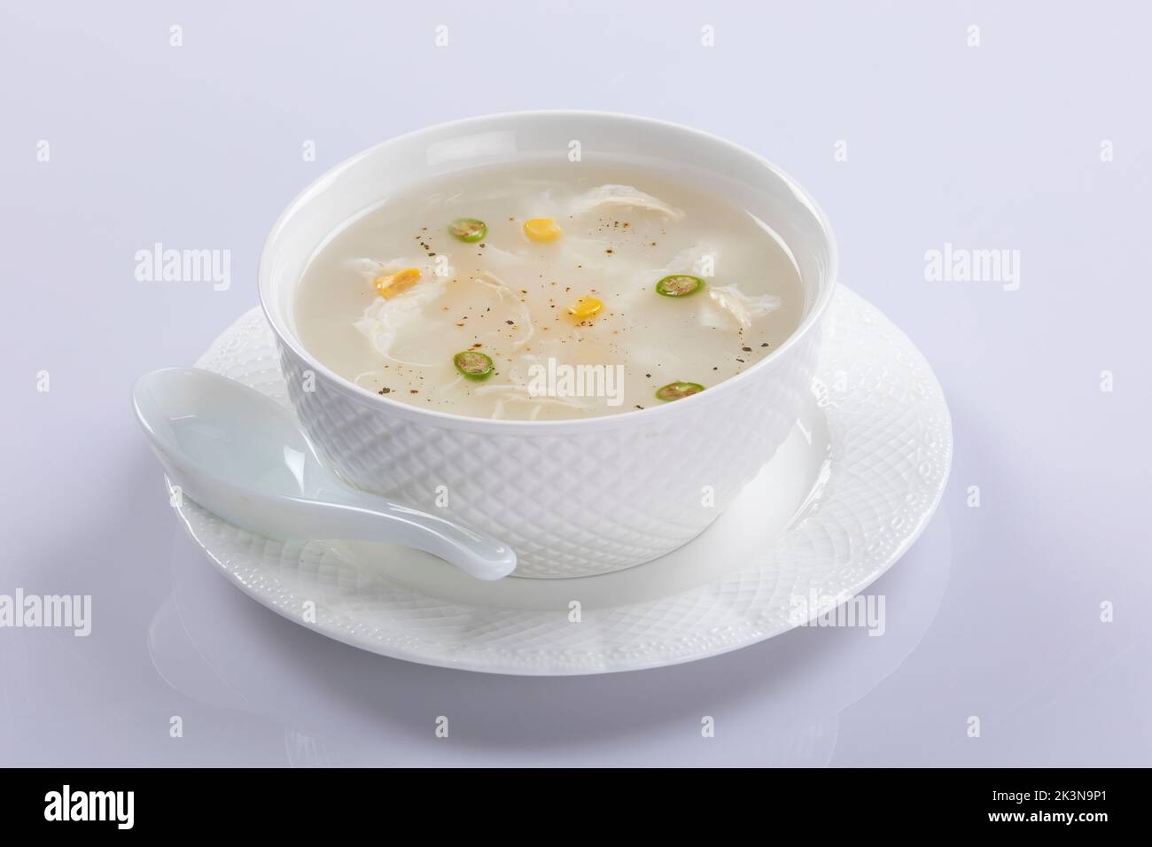 Soupe thaï de style bangladais, soupe de maïs au poulet isolée sur fond blanc. Banque D'Images