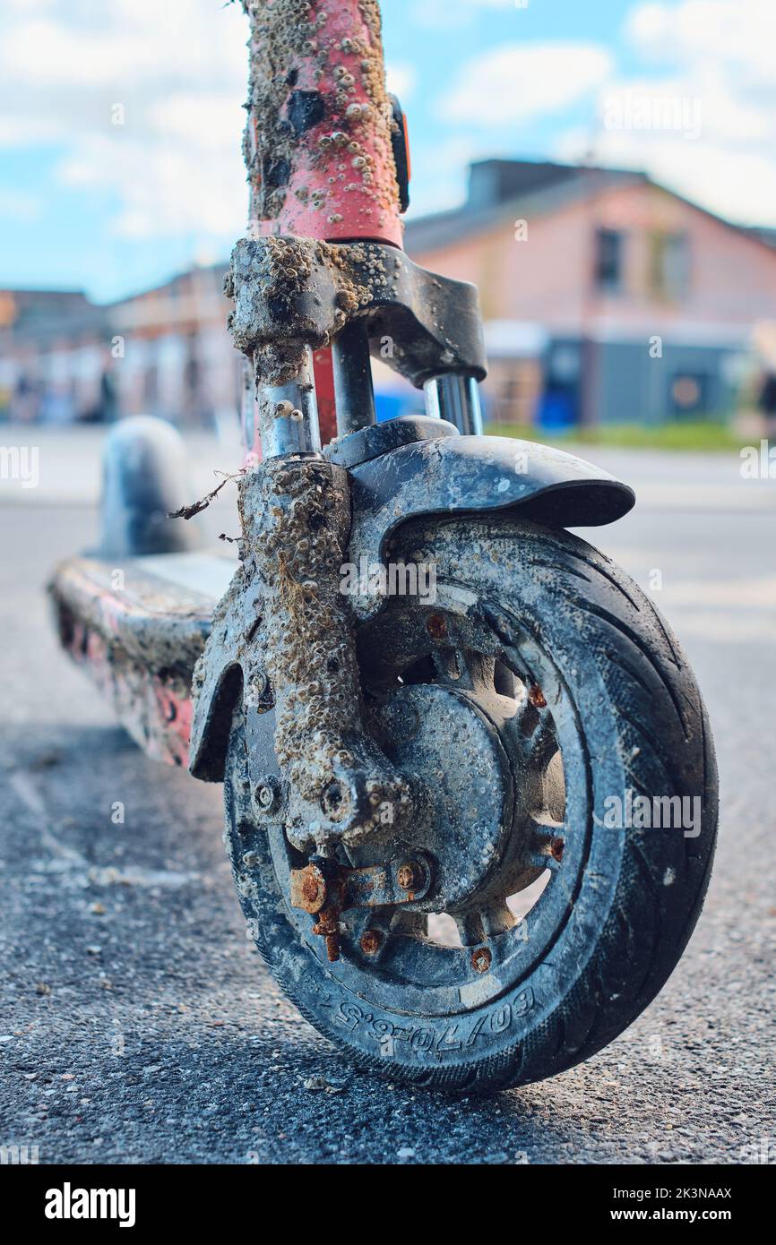 E-Scooter avec Barnacles partout. Photo de haute qualité Banque D'Images