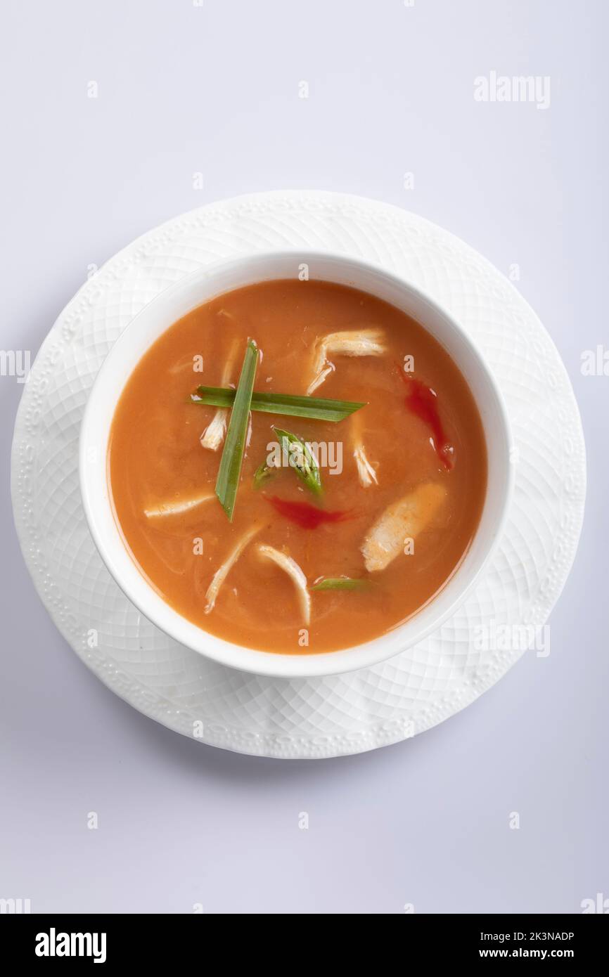 Soupe thaï de style bangladais, soupe de maïs au poulet isolée sur fond blanc. Banque D'Images