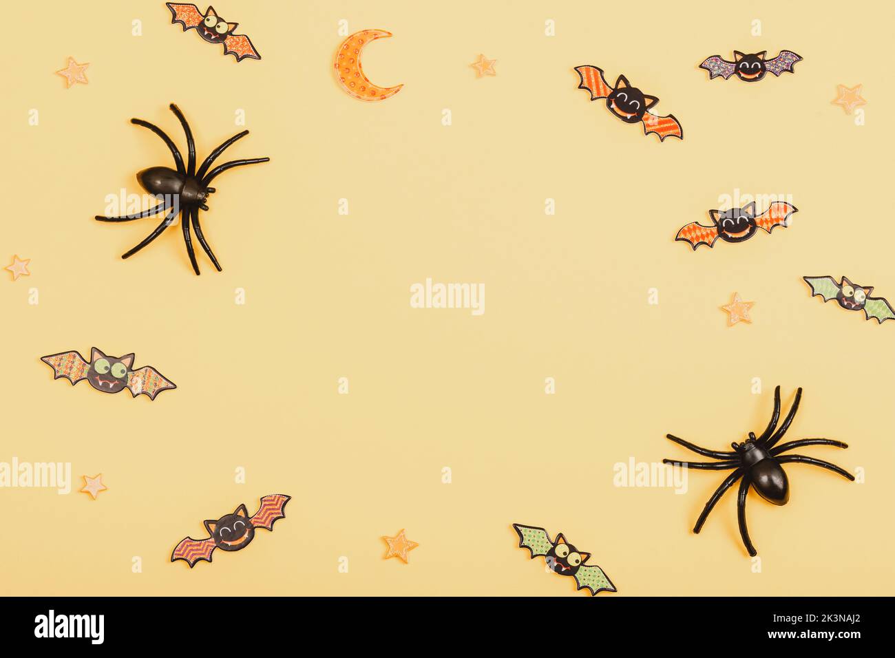 Halloween fond festif avec araignées et chauves-souris sur jaune. Vue de dessus, plat, espace de copie. Banque D'Images