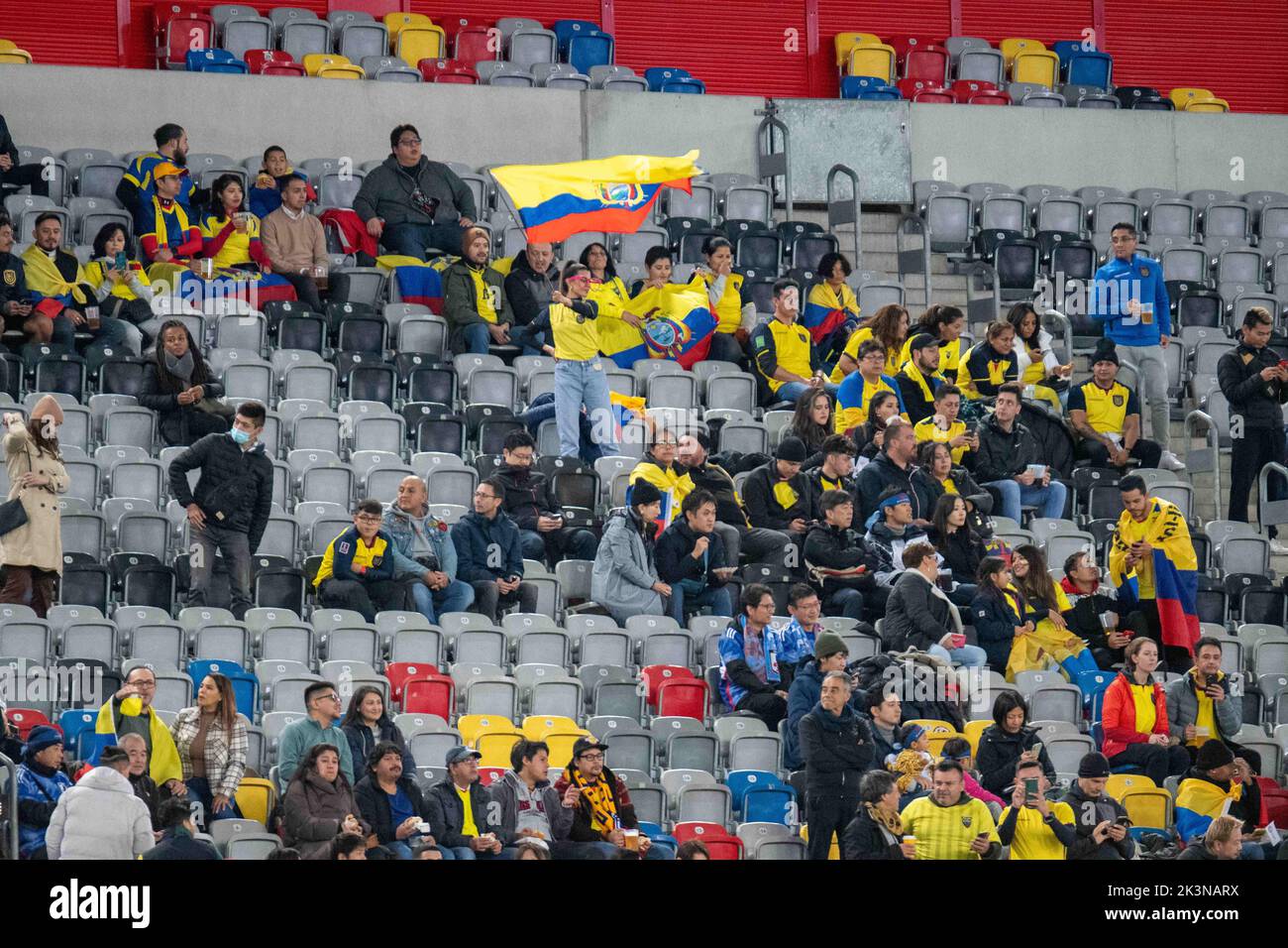 Dusseldorf, Rhénanie-du-Nord-Westphalie, Allemagne. 27th septembre 2022. Un fan équatorien fait passer le drapeau de la nation avant le match Equateur contre Japon dans la coupe du défi Kirin 2022 à la Merkur Spiel Arena de Dusseldorf, en Allemagne. (Image de crédit : © Kai Dambach/ZUMA Press Wire) Banque D'Images