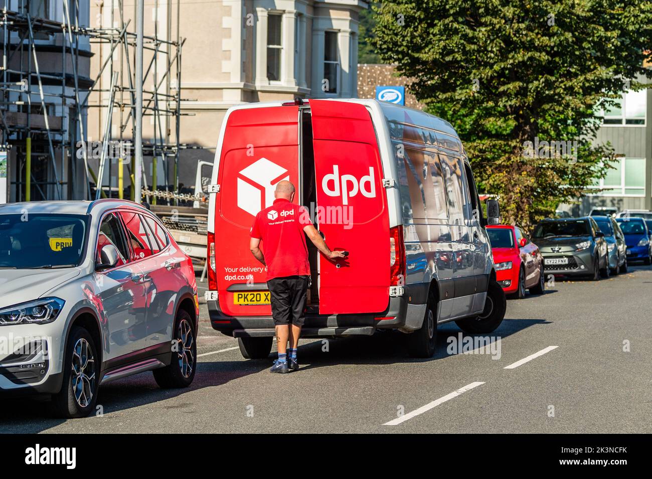 Chauffeur de livraison DPD effectuant une livraison à Llandudno, au nord du pays de Galles, au Royaume-Uni. Banque D'Images