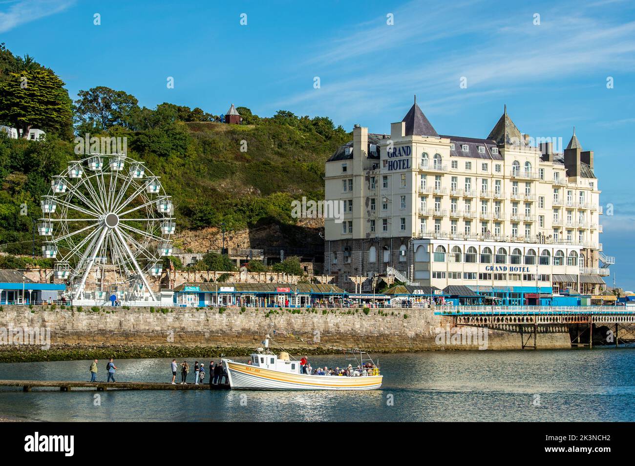 Grand Hotel, Ferris Wheel et Passenger Boat à Llandudno, au nord du pays de Galles, au Royaume-Uni. Banque D'Images