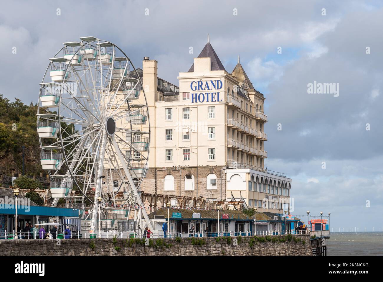 Grand Hotel et Ferris Wheel à Llandudno, au nord du pays de Galles, au Royaume-Uni. Banque D'Images