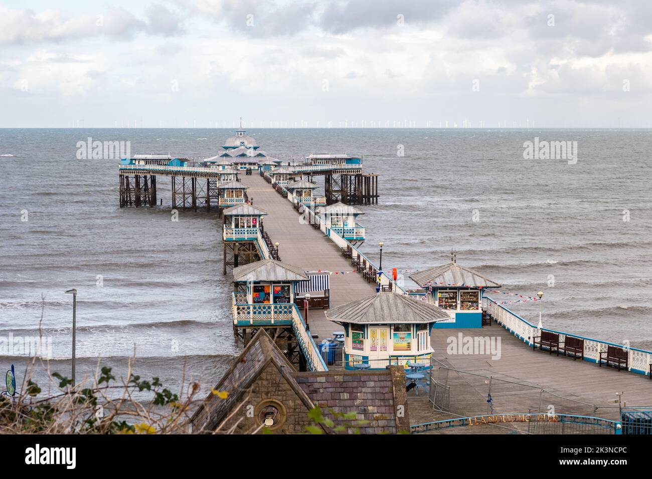Jetée de Llandudno fermée et déserte de personnes en raison de vents violents, Llandudno, au nord du pays de Galles, au Royaume-Uni. Banque D'Images